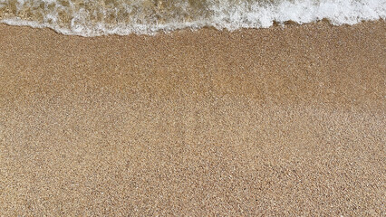 海岸に打ち寄せる波とサラサラのビーチの砂 © skyhigh.ring