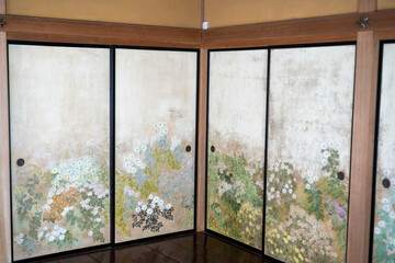 花の襖絵が魅せる和室の伝統美と日本文化