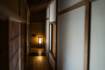 行灯が照らす和の廊下と静寂が漂う伝統的日本建築