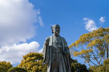 青空に映える徳川光圀公像