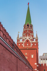 Obraz premium Troitskaya tower of Moscow Kremlin on a blue sky background in sunny summer day