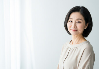 上品に微笑む大人の女性