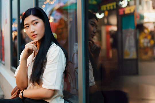 Portrait actractive  Asian woman the city.