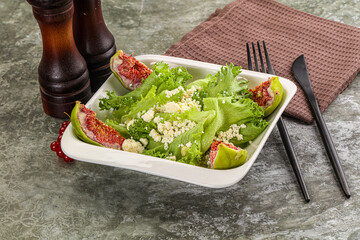 Salad with fig and sheep cheese