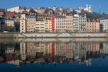 façades d'immeubles du Vieux Lyon se reflétant dans la Saône à l'aube colorée