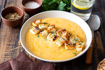 Cheese cream soup with croutons. Healthy food. Vegetarian food.