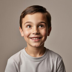 Un ni&ntilde;o de 7 a&ntilde;os con cara de curiosidad.