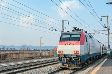 Obraz premium 清州空港駅に到着するムグンファ号