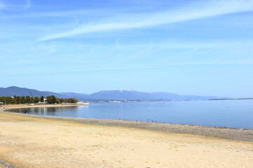 琵琶湖の綺麗な浜と清々しい春の空