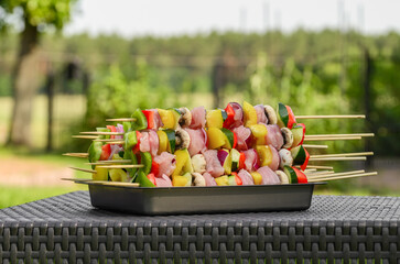 Przygotowane do grillowania szaszłyki warzywne z kawałkami indyka, grillowany indyk 