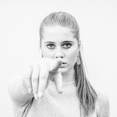 Junge Frau zeigt mit dem Zeigefinger auf Dich
