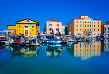 Obraz premium Cityscape of Piran mirrored in water. Old Slovenian town on the Adriatic Sea
