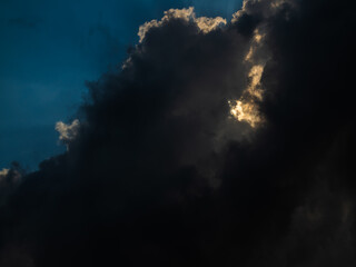 Obraz premium Cloud storm sky dark rain lightning thunder stoumy typhoon nature light scene rainy atmosphere damage effect carbon dioxide dust air pollution 2.5 Pm, texture nature windstorm weather skyscapte.