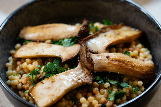 Fregola Sarda Hartweizennudeln eine Spezialit&auml;t von Sardinien