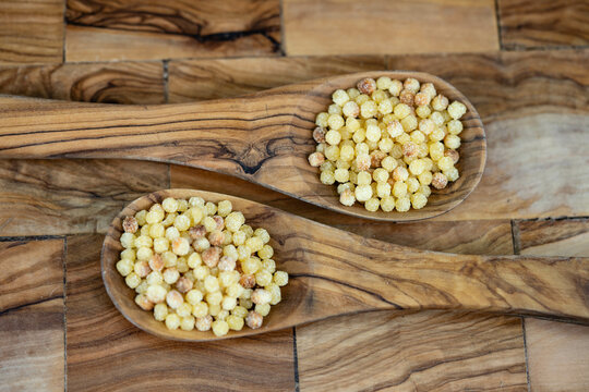 Fregola Sarda Hartweizennudeln eine Spezialit&auml;t von Sardinien