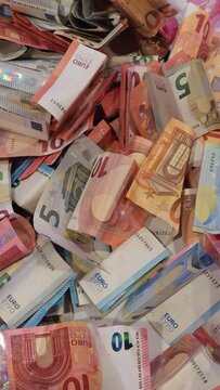 viele teilweise zusammengefaltete Euro Geldscheine