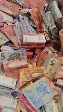 viele teilweise zusammengefaltete Euro-Geldscheine