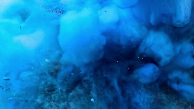 Explosi&oacute;n de polvo de color azul