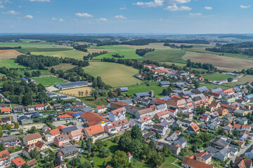 Fototapeta premium Ausblick auf die Ortschaft Rohr am Rand der Hallertau im Kreis Kelheim