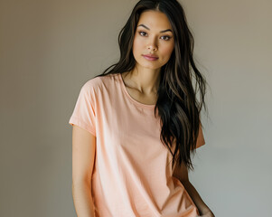 Naturalna kobieta w jasnej koszulce na neutralnym tle – moda casual, uroda i lifestyle