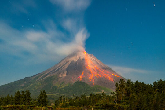 Mount Merapi lava avalanches at night