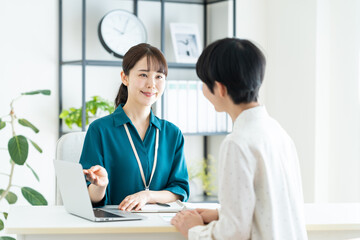 若い女性の相談にのるプランナー