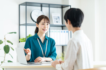 Obraz premium 若い女性の相談にのるプランナー