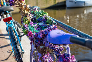 Un vélo remplit de fleur violette dans la ville de Amsterdam au Pays-Bas