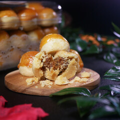 Crispy Nastar cookies with sweet pineapple filling. These cookies are a tradition and are suitable for hampers or treats during Eid celebrations, with natural decorations, look elegant and premium.