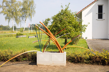 Offene Glasfaser-Verteilerbox mit bunten Glasfaser-Rohren – Breitbandausbau in Wohngebieten,...