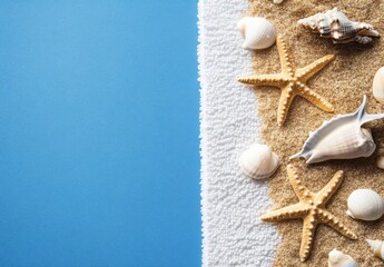 Plakat The beach towel with starfish and seashells on the right side, blue background, flat lay, close-up view. There is space for text or product display in the bottom-left corner.