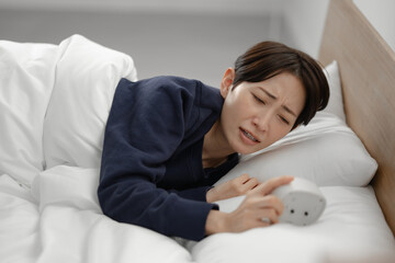 朝寝坊した女性