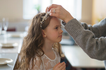 Naklejka premium A girl in white dress wearing a tiara. Children Party concept