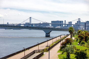 東京湾岸エリアの緑豊かな晴海緑道公園と湾を横断する橋