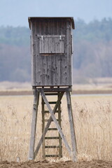 Hochsitz auf einem Feld