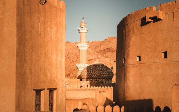 Nizwa Fort mit Minarett - Traditionelle omanische Architektur
