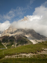 Fototapeta premium Rocky Mountain Ridge: Clouds and Blue Sky