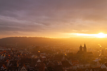 Obraz premium Stadt Esslingen am Neckar mit einem wunderschönen Sonnenuntergang.