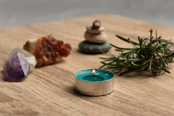 una vela encendida, ramas de lavanda, cuarzos y piedras apiladas © Nohema Contreras V