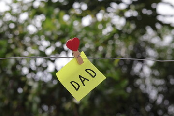 Una toma de cerca de la palabra padre acompañada de un corazón para ser utilizado el día del...