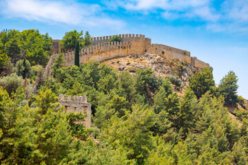 Obraz premium Landscape view old walls of fortress on Mediterranean coast. View of Alanya Castle, stone ruins in Alanya, Turkey. High quality photo
