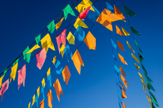 ornamenta&ccedil;&atilde;o de festa junina - c&eacute;u azul com muitas bandeiras coloridas de festejo junino no nordeste brasileiro