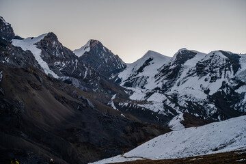 Obraz premium Rugged Snow-Covered Peaks and Rocky Slopes at High Altitude in the Annapurna Region, Nepal