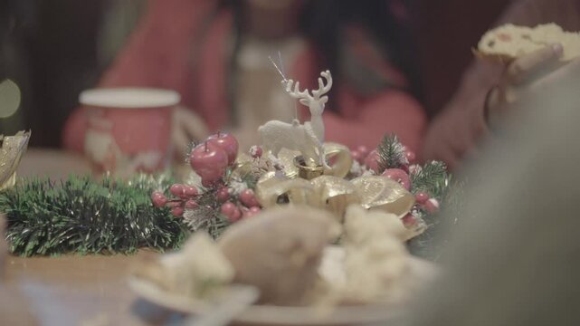 Navidad en Familia: Cena Con Tazas de Navidad y Panet&oacute;n