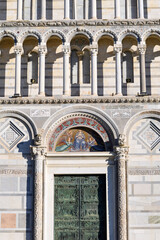 Obraz premium Das Hauptportal an der Westfassade des Doms zu Pisa (Italien) 