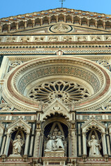 Obraz premium Außenansicht der Fensterrose an der Fassade des Doms in Florenz (Italien)