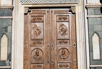 Geschnitzte Holztür der Kathedrale von Florenz (Italien)
