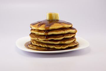 panqueques con miel de maple y mantequilla 