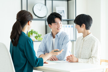Fototapeta premium プランナーに相談する若い夫婦