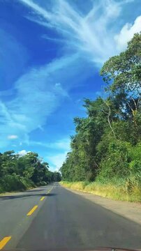 Time lapse dirigindo por estrada na cidade de Resplendor, Estado de Minas Gerais, Brasil